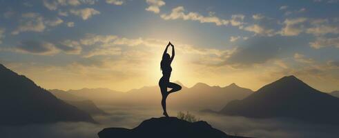 ai generado silueta de un mujer practicando yoga en el cumbre con montaña antecedentes. ai generado foto