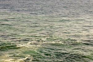 el superficie de el Oceano con pequeño olas foto