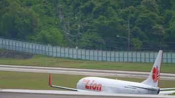 phuket, Tailândia novembro 28, 2019 avião tailandês leão partindo às phuket internacional aeroporto. traseiro visualizar, passageiro avião levando fora video