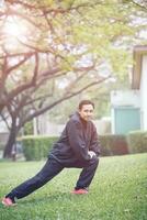 sano asiático hombre Mañana ejercicio en verde hogar jardín foto