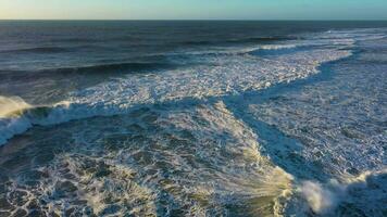 atlantico oceano. nazare, Portogallo. grande onde. aereo Visualizza. fuco mosche indietro inclinazione su video