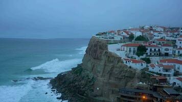 azenhas faire Mar point de vue sur nuageux soir. le Portugal video