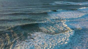 atlántico océano. nazaré, Portugal. grande ondas. aéreo vista. zumbido moscas adelante inclinación abajo video