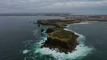 Peniche sur nuageux journée. le Portugal. aérien voir. drone est en orbite. établissement coup video