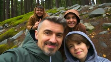 ai generado alegre familia posando en un bosque. generativo ai foto