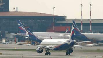 MOSCOW, RUSSIAN FEDERATION JULY 30, 2021 Commercial jet plane on the runway at Sheremetyevo airport, rear view. Jet plane ready to take off. Aeroflot airline fleet at the terminal video