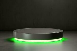 redondo gris el plastico podio con verde neón ligero para producto presentación. en un oscuro minimalista antecedentes foto