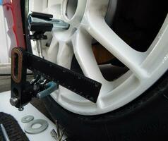 montaje herramientas equipo para ajustando coche rueda borde foto