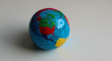 pequeño redondo globo con un visible imagen de el sur y norte America continentes aislado en blanco foto