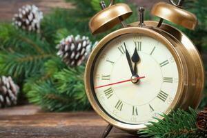 reloj de navidad y ramas de abeto foto