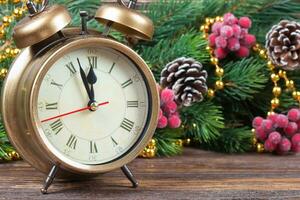 reloj de navidad y ramas de abeto foto