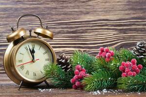 reloj de navidad y ramas de abeto foto