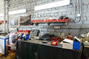 un conjunto de herramientas en el real auto reparar tienda. foto