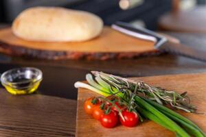 Fresco un pan y ingredientes para Cocinando meriendas en mesa. foto