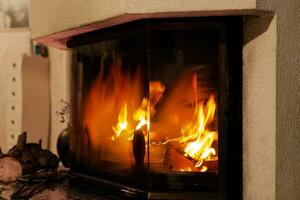 fuego en un hogar en el vivo habitación con accesorios foto