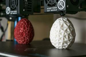 Dual extruder 3d printer which finished printing two bicolor egg model, idex technology photo