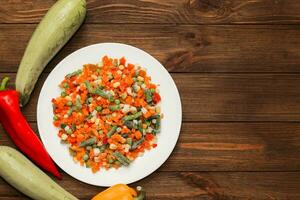 congelado vegetales zanahorias, guisantes, frijoles en un lámina. foto