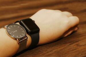 negro tecnológico inteligente relojes y ordinario mecánico relojes con un marcar. foto