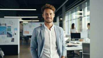 ai generado profesional hombre en traje en pie con confianza en oficina. generativo ai foto