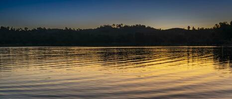 Mañana ligero reluce a través de un del Sur California lago foto