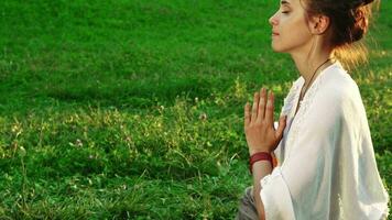 Mädchen ist tun Yoga im ein friedlich Atmosphäre video