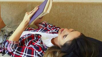 el niña es leyendo un libro video