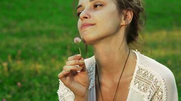 fille est reniflement une fleur video