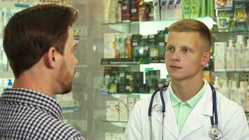 médico escuchando a paciente en farmacia video