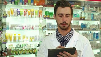 farmacéutico examinar drogas inventario con digital tableta video
