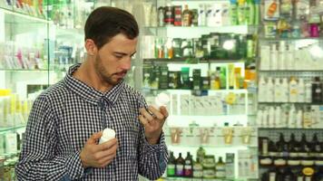 homme hésitant entre deux drogues video