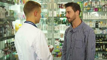 Arzt geben Tabletten zu geduldig und zittern Hände video