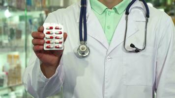 Arzt steigend Tabletten beim Kamera video
