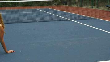 tennis meisje hebben een rust uit Aan rechtbank video