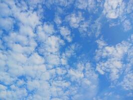 el suave azul cielo es hermosa y lujoso. ver de azul nubes foto