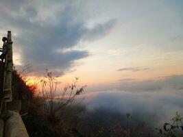 disfrutando el ver de el amanecer desde el parte superior de el colina. foto