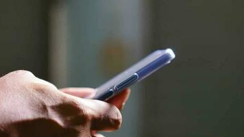 Hände Betriebs Handy, Mobiltelefon Telefone auf schwarz Hintergrund video