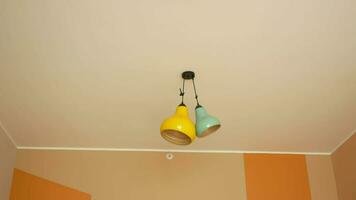 färgrik tak lampa hängande i en rum , video