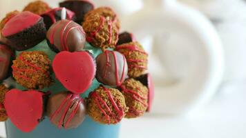 chocolat noir sur une assiette sur table close up video