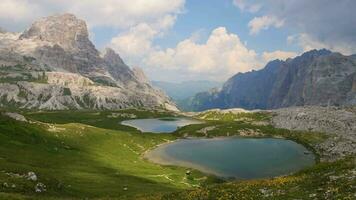 Visão do laghi dei piani perto tre cime di lavaredo, dentro a dolomitas, Itália. lindo e famoso panorama para caminhantes e alpinistas. surpreendente lagos dentro a montanhas. video