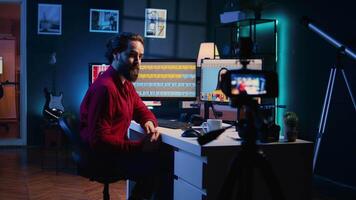 fotógrafo filmando conectados tutorial para nicho público em quão para usar foto edição Programas, ensino quão para navegar menus, gravação com profissional Câmera dentro apartamento estúdio video