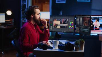camarógrafo utilizando edición software a montar imágenes dentro cohesivo final resultado, color de corrección eso a garantizar proyecto Satisface deseado estético, trabajando en creativo estudio video