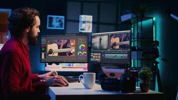 vídeo editor arreglando grabado valores clips dentro sin costura todo en creativo medios de comunicación estudio utilizando computadora. camarógrafo montaje grabado imágenes dentro terminado proyecto, panorámica Disparo video