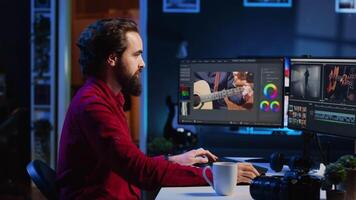 portrait de content vidéo éditeur fusion brut clips et métrage dans haute qualité fini vidéos dans production studio. vidéaste en utilisant spécialisé Logiciel application et édition outils video