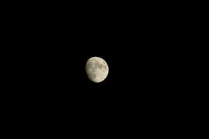 lleno Luna brillante brillante en el noche foto