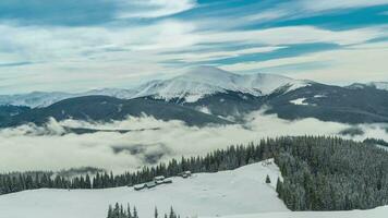 temps laps de des nuages bouge toi plus de monter hoverla dans Carpates montagnes. video