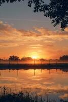 pequeño estanque y campo a amanecer foto