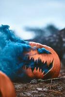 Víspera de Todos los Santos calabaza con azul fumar foto