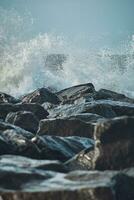 olas y rociar a el costa de Dinamarca foto
