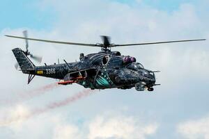 zeltweg, Austria, 2022 - checo aire fuerza mil mi-24 posterior. militar ataque helicóptero a aire base. aviación y helicóptero transporte y puente aéreo. militar industria. mosca y volador. foto