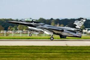 ostravá, checo república, 2018 - militar combatiente chorro avión a aire base. aire fuerza vuelo operación. aviación y aeronave. aire defensa. militar industria. mosca y volador. foto